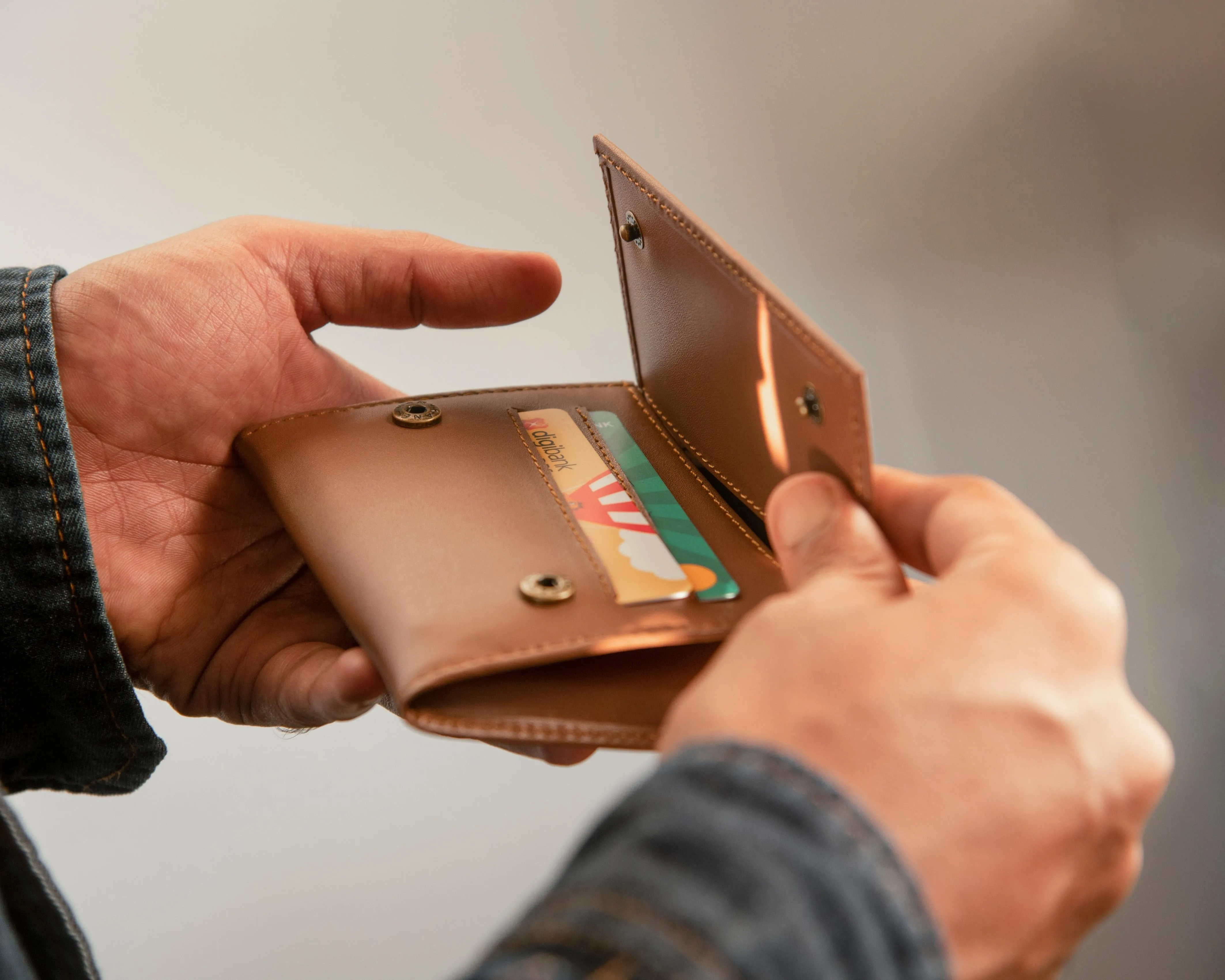 Discovery Wallet - Tan