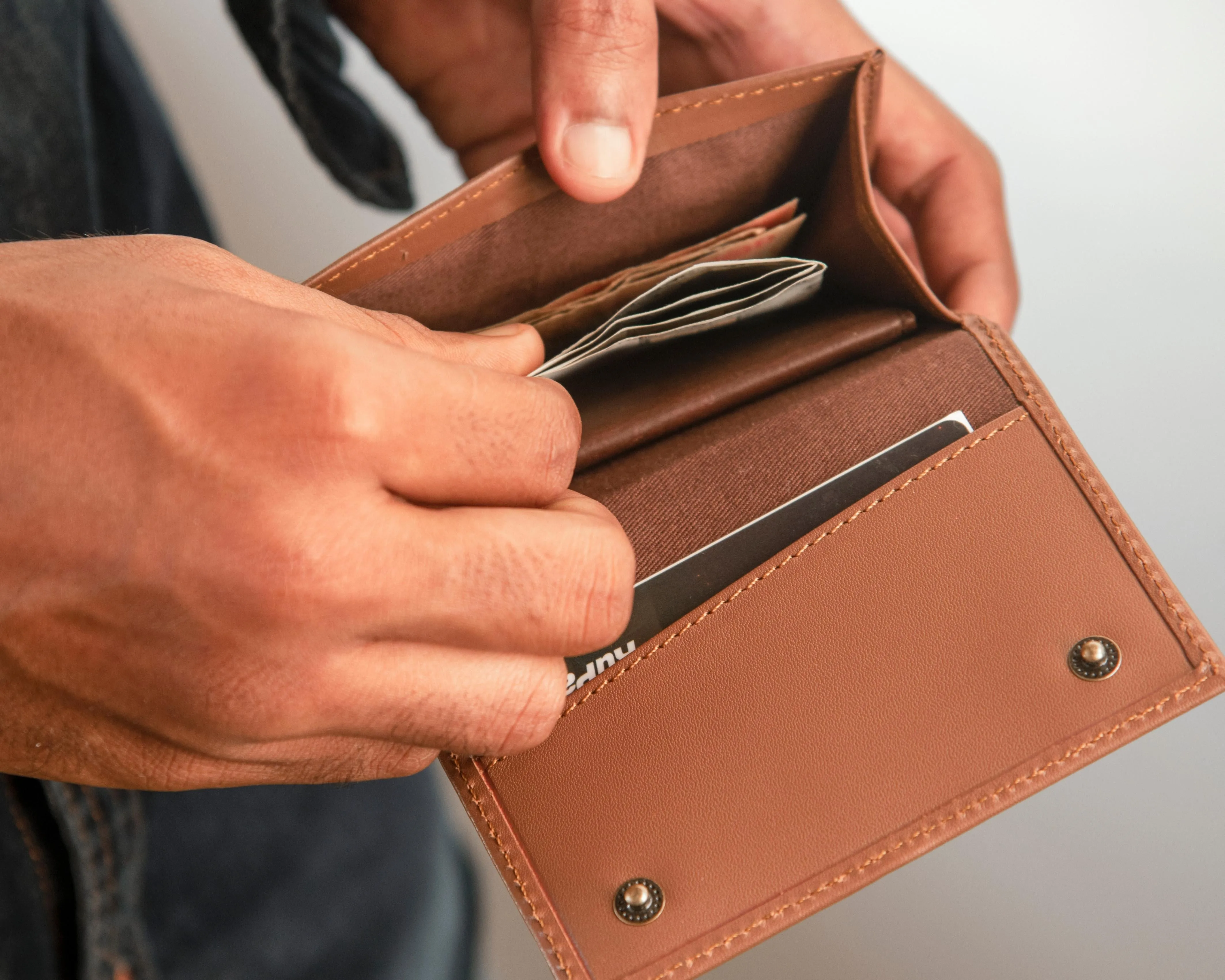 Discovery Wallet - Tan